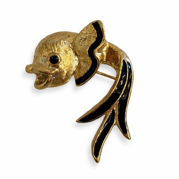 Vintage Gold Tone Fish Brooch Pin Black Enamel Figural Nautical Statement pin - Picture 4 of 4